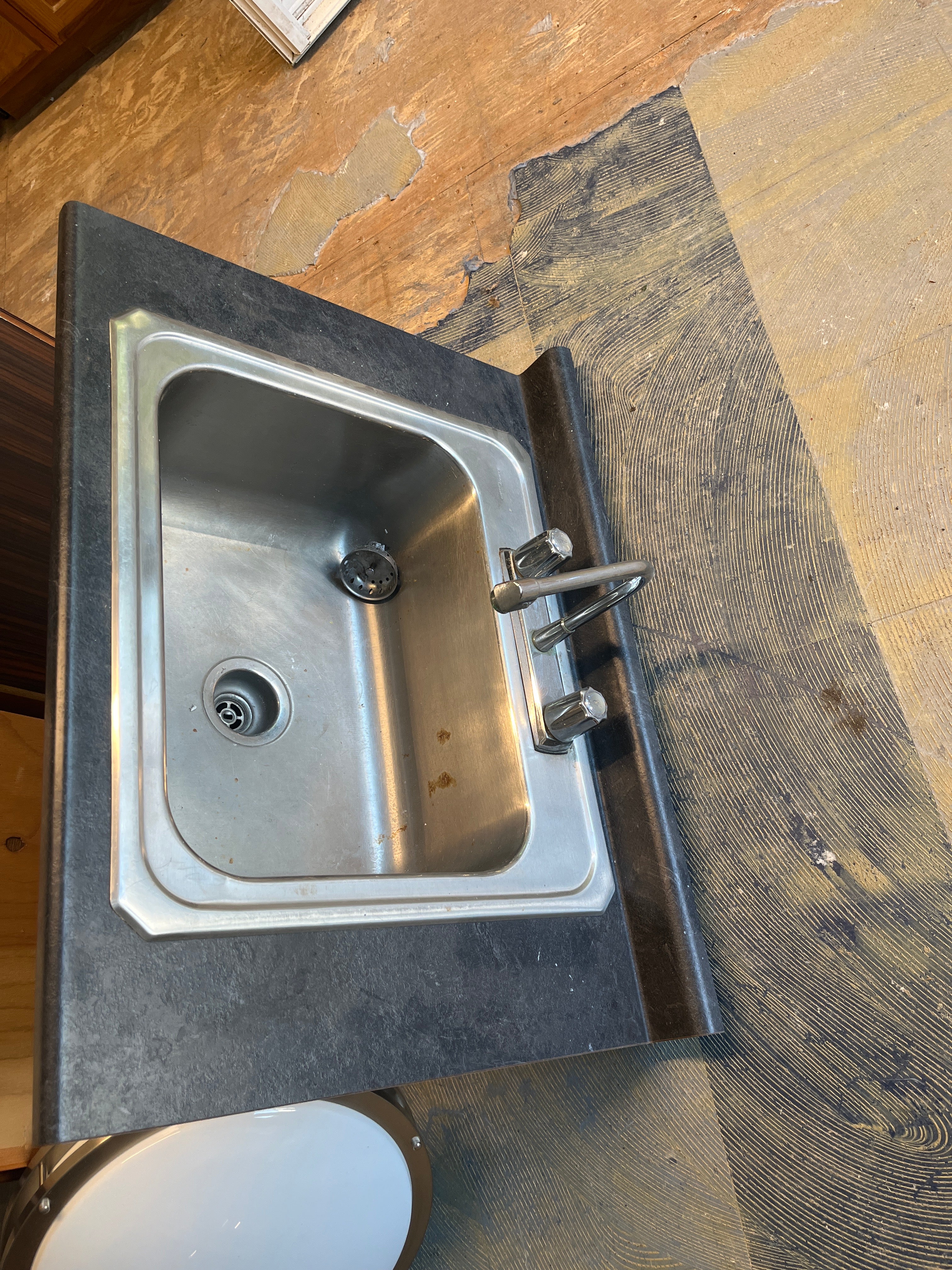 Kitchen Sink & Counter