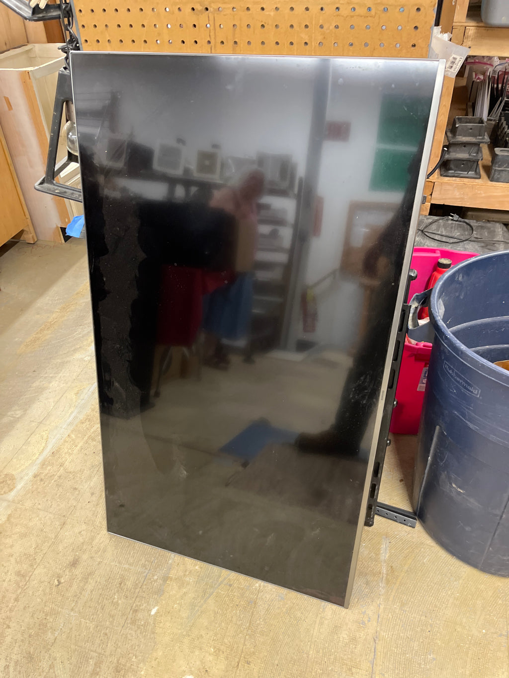 Flat Screen TV w/ Wall Mount
