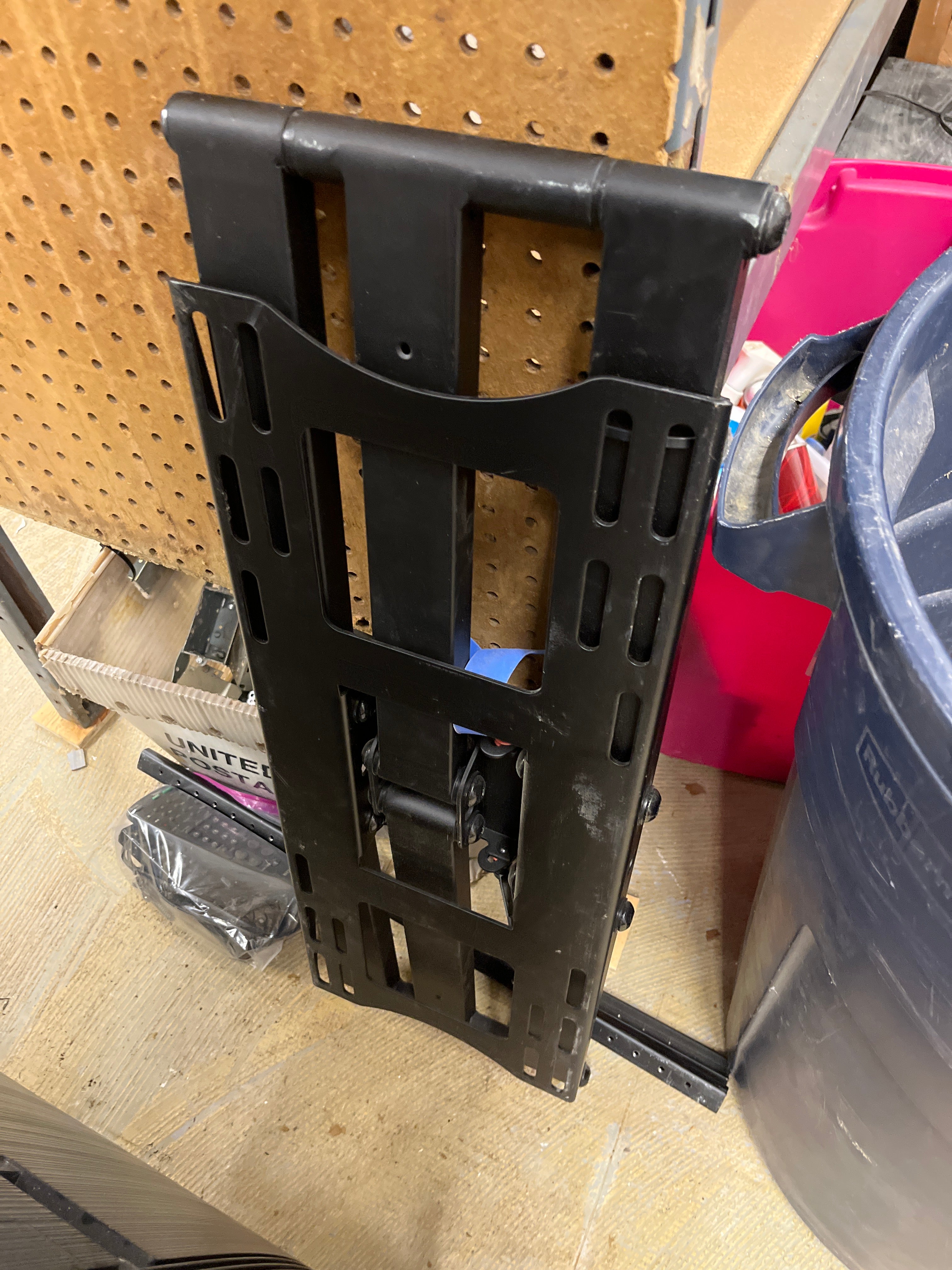 Flat Screen TV w/ Wall Mount